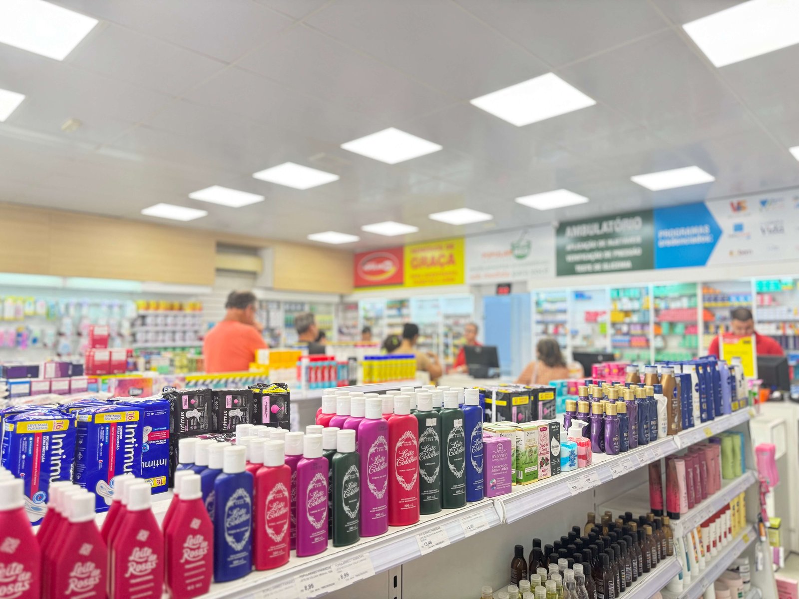 Vista geral da loja Popularmed no bairro Niterói, Canoas, com prateleiras completas.
