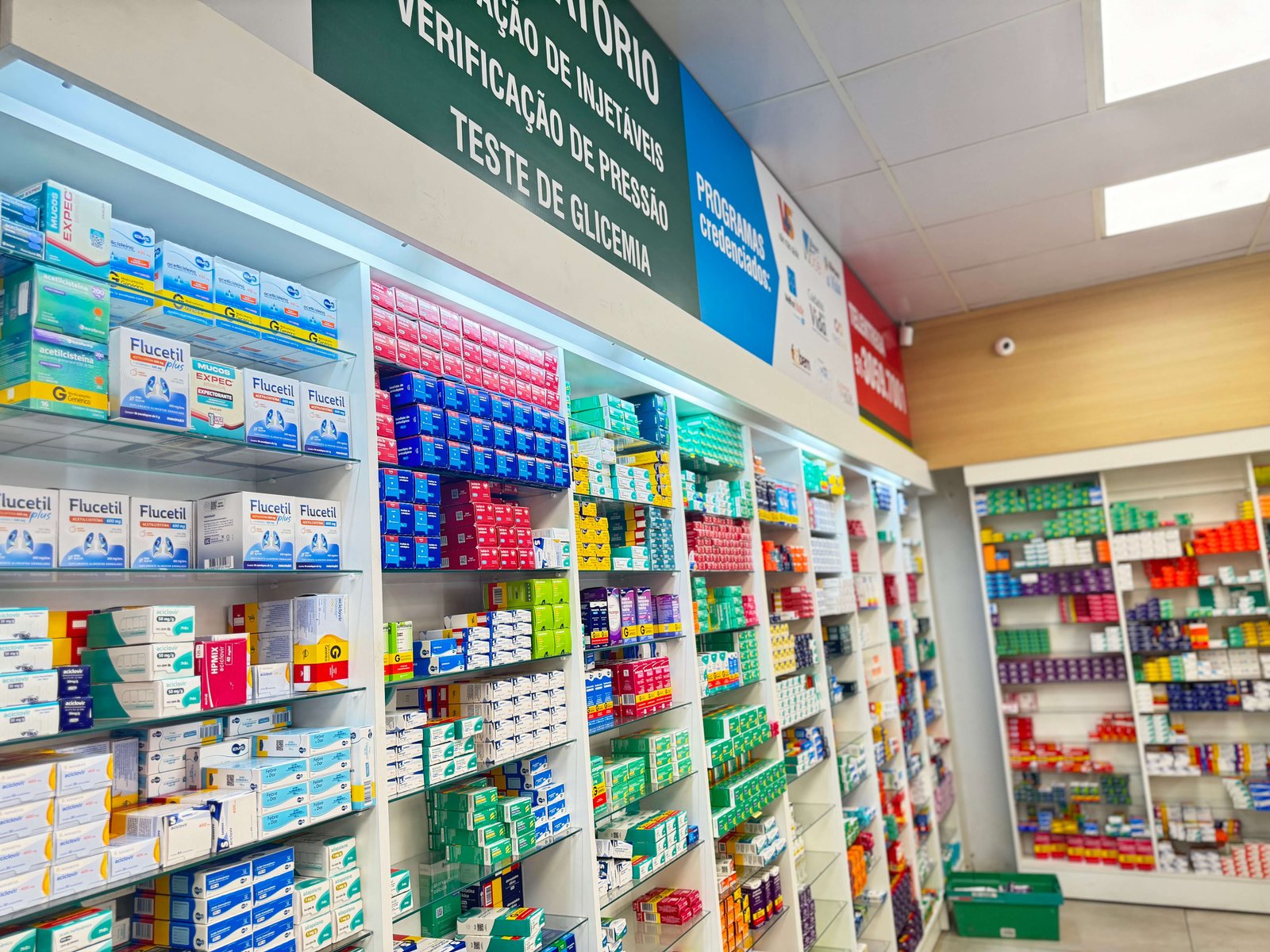 Balcão de atendimento e orientações farmacêuticas na Popularmed Niterói, Canoas/RS.