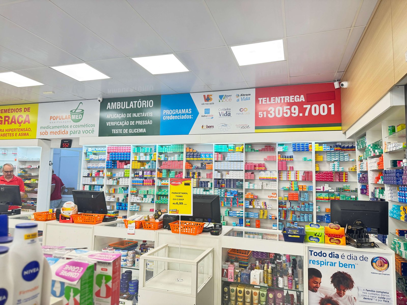 Vista do salão principal da Popularmed Niterói, Canoas/RS, com atendimento ágil.