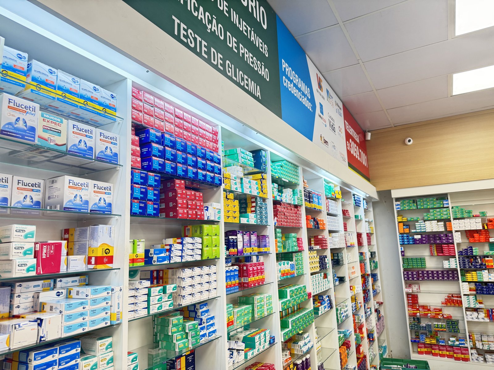 Gôndolas com itens de cuidados diários na Farmácia em Canoas – Popularmed Niterói.