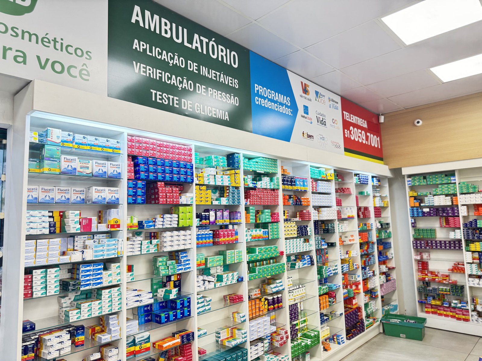Corredor de medicamentos isentos de prescrição na Popularmed Niterói, Canoas/RS.