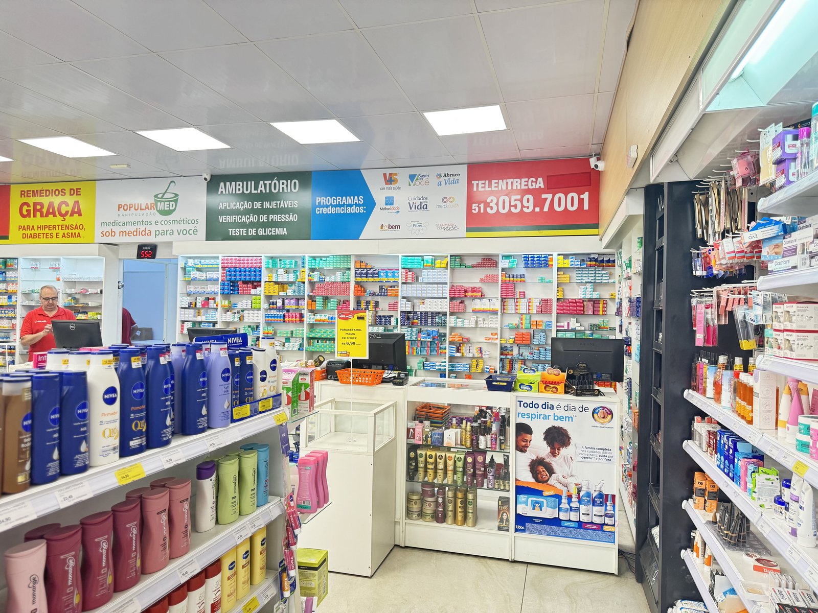 Área de autosserviço e caixas na Farmácia em Canoas – Popularmed Niterói.